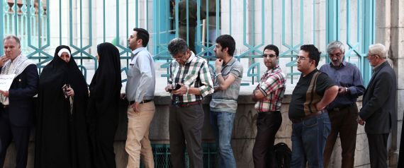 الإيرانيون يبدأون التصويت لانتخاب رئيسهم القادم.. وسكان الأحياء الشعبية لا يبالون بمن سيفوز