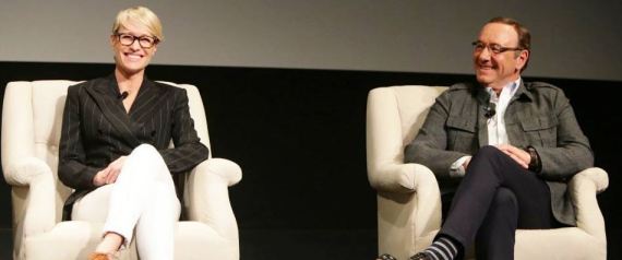 "قيل لي إننا نتقاضى راتباً متساوياً فصدقتُهم".. نجمة مسلسل House of Cards مستاءة بسبب انخفاض أجرها عن كيفين سبيسي