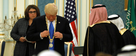 الأمس حصل على الصفقات والوظائف واليوم يخوض امتحاناً غاية في الخطورة.. ترامب يلقي خطاباً عن الإسلام في الرياض