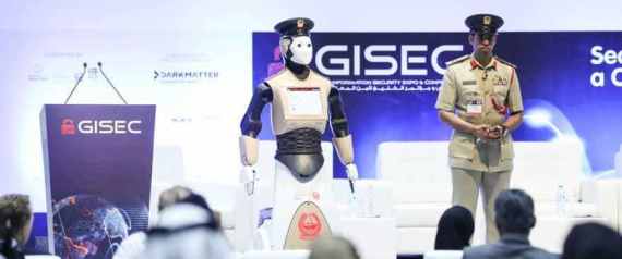 دبي تعلن رسمياً عن انضمام أول شرطي آلي إلى صفوف كوادرها.. هذه وظائفه