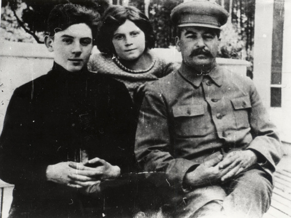نهاية زوجات أشهر حكام العالم الديكتاتوريين O-NADEZHDA-ALLILUYEVA-570