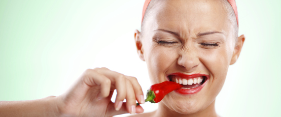 رغم ألمه الشديد.. لماذا يحب بعض الناس تناول الفلفل الحار؟