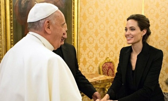 هل كانت زوجة ترامب وابنته ملزمتين بارتداء الحجاب في مقابلة بابا الفاتيكان؟ O-PHOTO-570