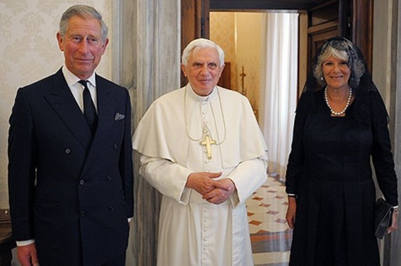 هل كانت زوجة ترامب وابنته ملزمتين بارتداء الحجاب في مقابلة بابا الفاتيكان؟ O-PHOTO-570