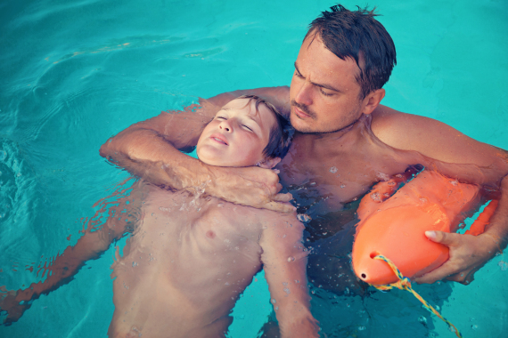 ماذا عليك فعله إذا غرق طفلك في حمام السباحة أو البحر؟ إليك دليلاً شاملاً O-DROWNING-KID-570