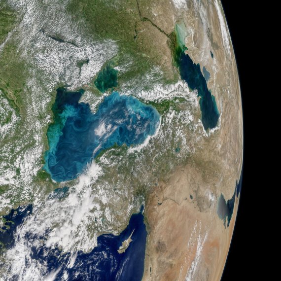 البحر الأسود يغيّر لونه!.. هكذا أصبح منظره من الفضاء، فما سبب ذلك؟ O-1-570
