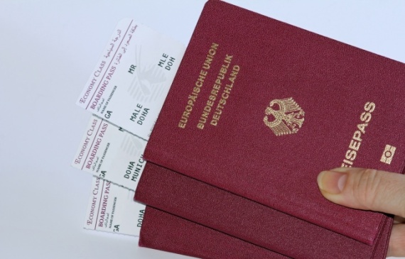 هل فكرت لماذا يحمل جواز سفرك هذا اللون؟.. 4 ألوان أساسية للباسبورات حول العالم O-1-570