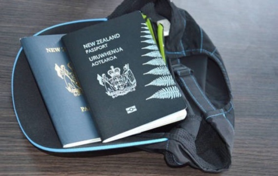 هل فكرت لماذا يحمل جواز سفرك هذا اللون؟.. 4 ألوان أساسية للباسبورات حول العالم O-BLACK-570