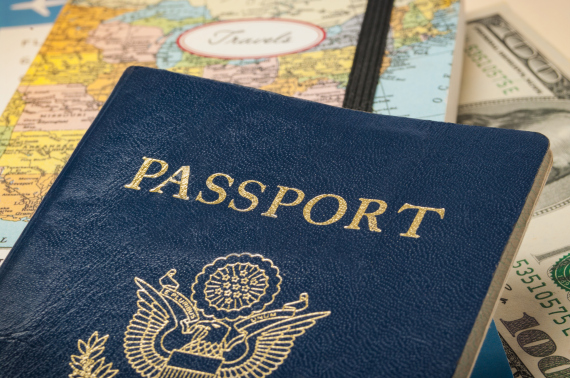 هل فكرت لماذا يحمل جواز سفرك هذا اللون؟.. 4 ألوان أساسية للباسبورات حول العالم O-AMERICAN-PASSPORT-570
