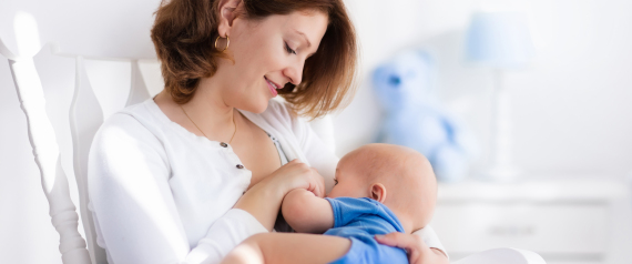 الحزن لا يوقف الحليب.. والبصل والقرنبيط لا يغيران مذاقه.. 10 خرافات حول الرضاعة الطبيعية يجب تصحيحها