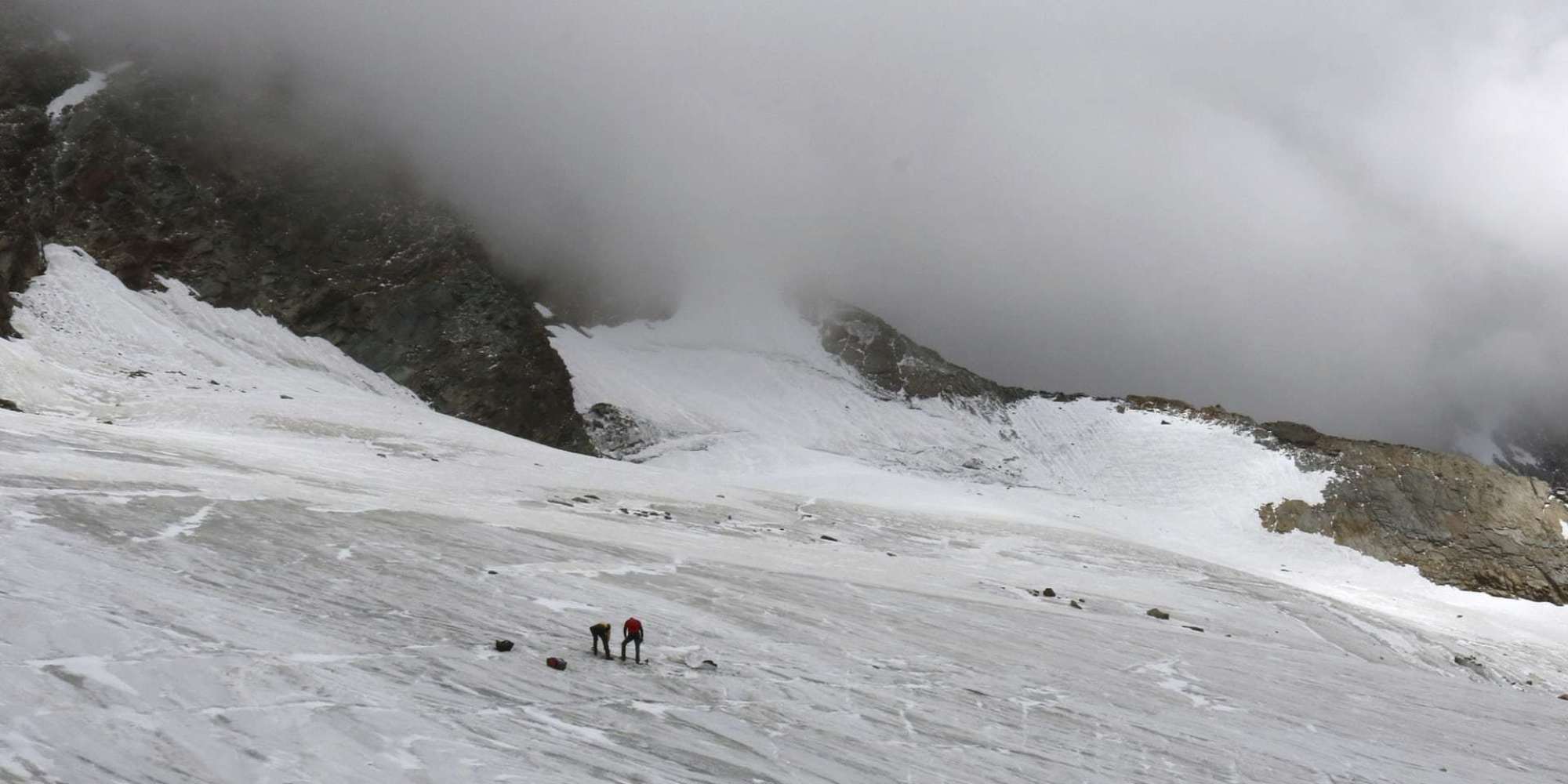 الانهيارات الجليدية في سويسرا تكشف عن مئات الجثث من القرن الماضي وتحل لغز الكثير من المفقودين