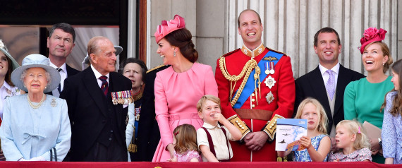 BUCKINGHAM PALACE ROYAL FAMILY