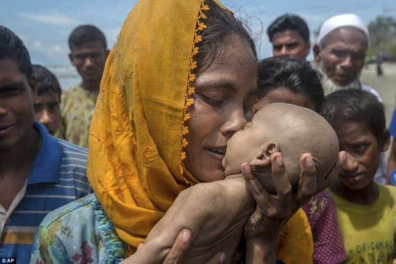 عناق الأم الأخير.. صورة مروعة لأمٍّ من مسلمي الروهينغا وهي تتشبَّث بطفلها الميت بعد أن غرق O-YY-570