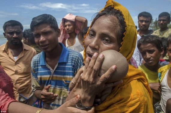 عناق الأم الأخير.. صورة مروعة لأمٍّ من مسلمي الروهينغا وهي تتشبَّث بطفلها الميت بعد أن غرق O-SSS-570