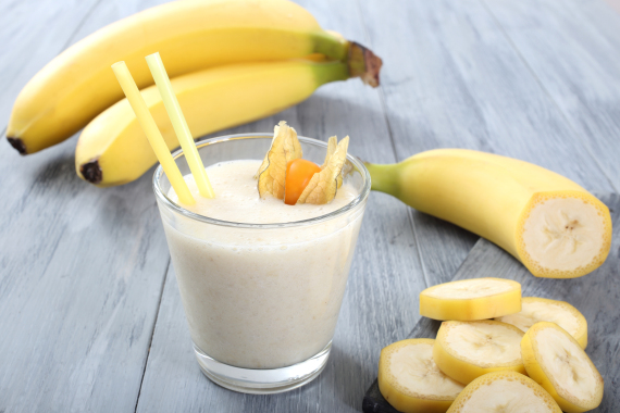 الموز والحليب.. اللحم والبطاطس مزج هذه الأطعمة يدمر صحتك O-MILK-AND-BANANAS-570