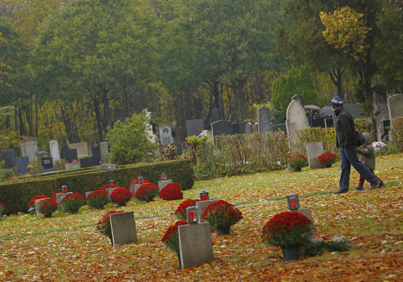 قد تتمنى أن تدفن في إحداها.. هذه أجمل 10 مقابر بالعالم O-VIENNA-CENTRAL-CEMETERY-570