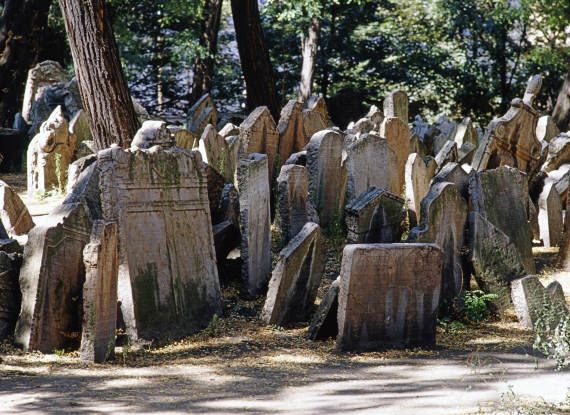 قد تتمنى أن تدفن في إحداها.. هذه أجمل 10 مقابر بالعالم O-JEWISH-CEMETERY-PRAGUE-570