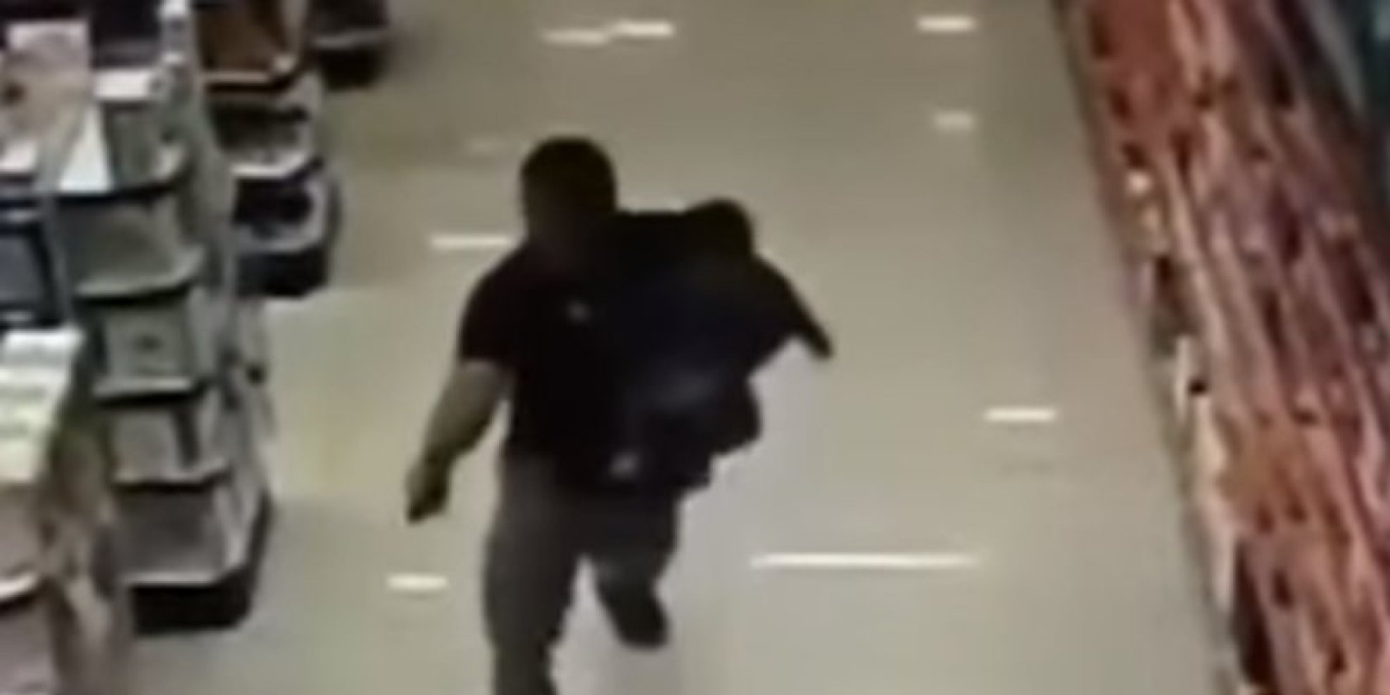 على طريقة أفلام جيمس بوند.. شرطي يُفشل عملية سطو داخل صيدلية وهو يحمل طفله على ذراعه !