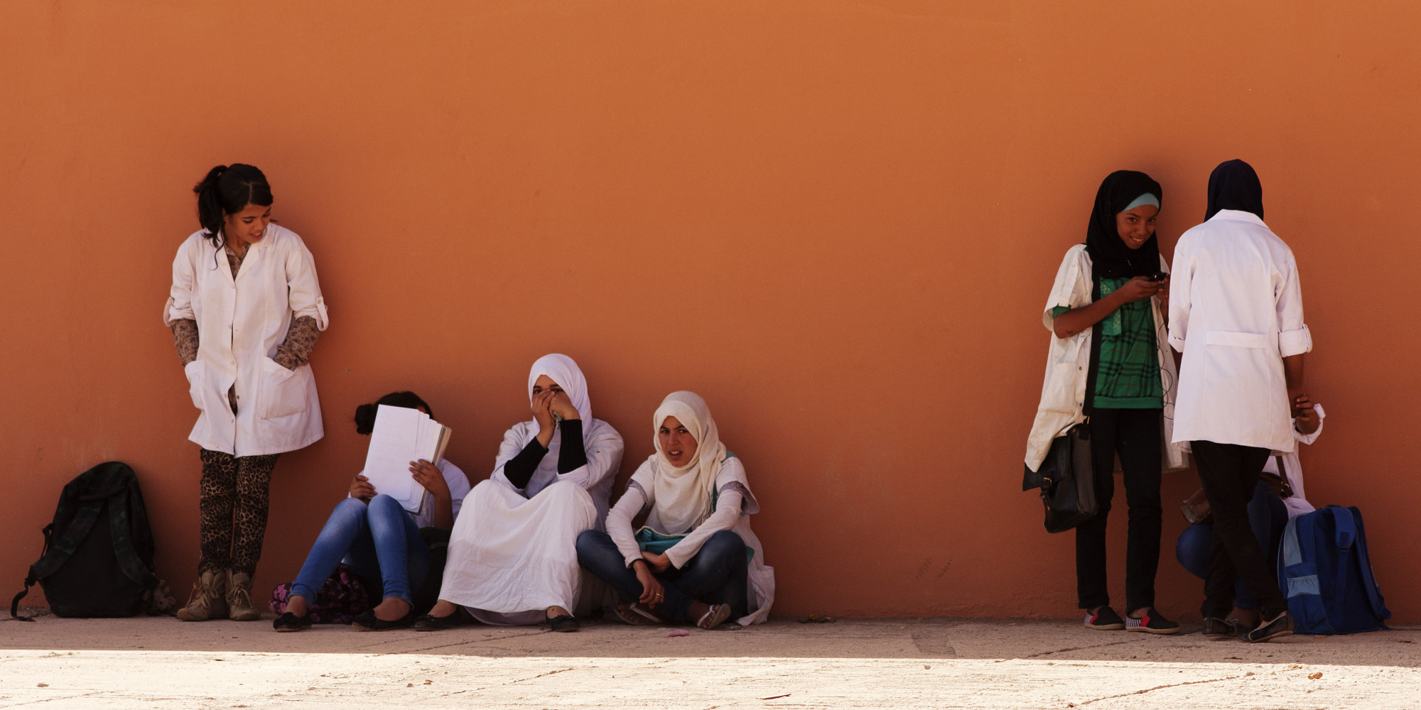 Garantir les droits des femmes et des jeunes filles, vecteur ...