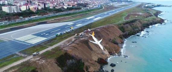 هل شاهدت الصور المرعبة للطائرة التركية؟.. الكشف عن سبب الحادث الذي كاد ينتهي بها في البحر N-TAIRTTRABZWN-large570