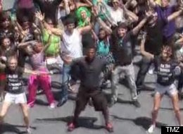 WATCH: Alfonso Ribeiro Leads 'Carlton Dance' Flash Mob