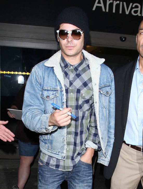 Zac Efron's Jean Jacket Is Truly Unacceptable (PHOTO) | HuffPost