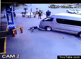 Transeúnte sufre la ira de un conductor en Johanesburgo (VIDEO)