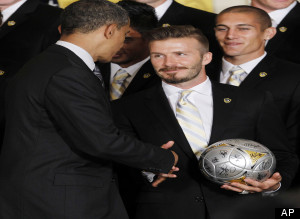 Obama bromeó con Beckham sobre su línea de ropa íntima..Beckham llevará la antorcha olímpica de Grecia al Reino Unido  (FOTOS)