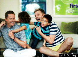 Catálogo de JCPenney celebra Día del Padre con foto de pareja gay