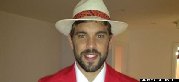¿Quién es y qué hace la persona del fondo en la foto de Marc Gasol?