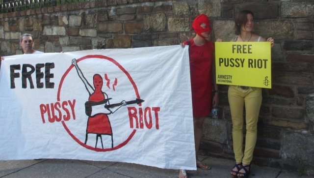 Pussy Riot Protesters Gather Outside Russian Embassy In Dc Photos Huffpost 