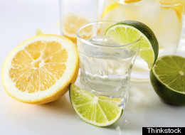 Limones y gin-tonics solidarios para combatir el paro