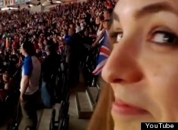 'All you need is love' cantado por miles en el estadio Wembley (VIDEO)