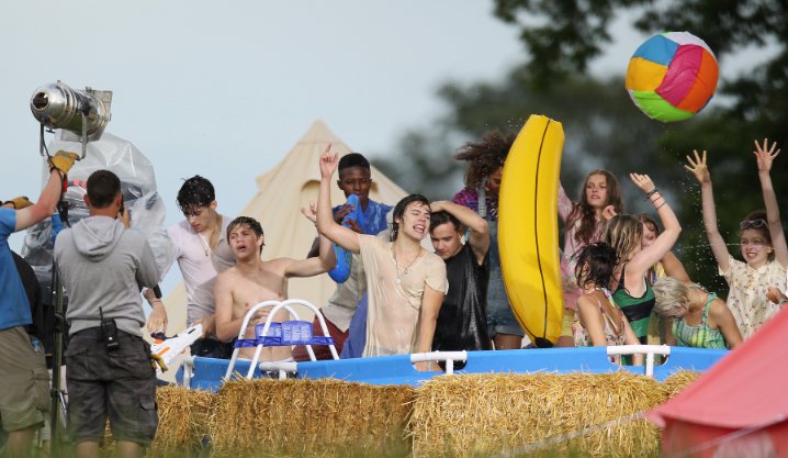 live while were young photos