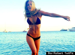 Bar Refaeli se pone sexy en Twitter