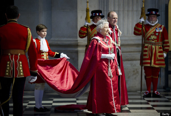 reina isabel ii vestida de reina