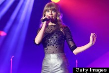 Taylor Swift Takes On The Teen Awards In Metallic Shorts