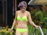 Kelly Osbourne Makes A Splash Wearing A...