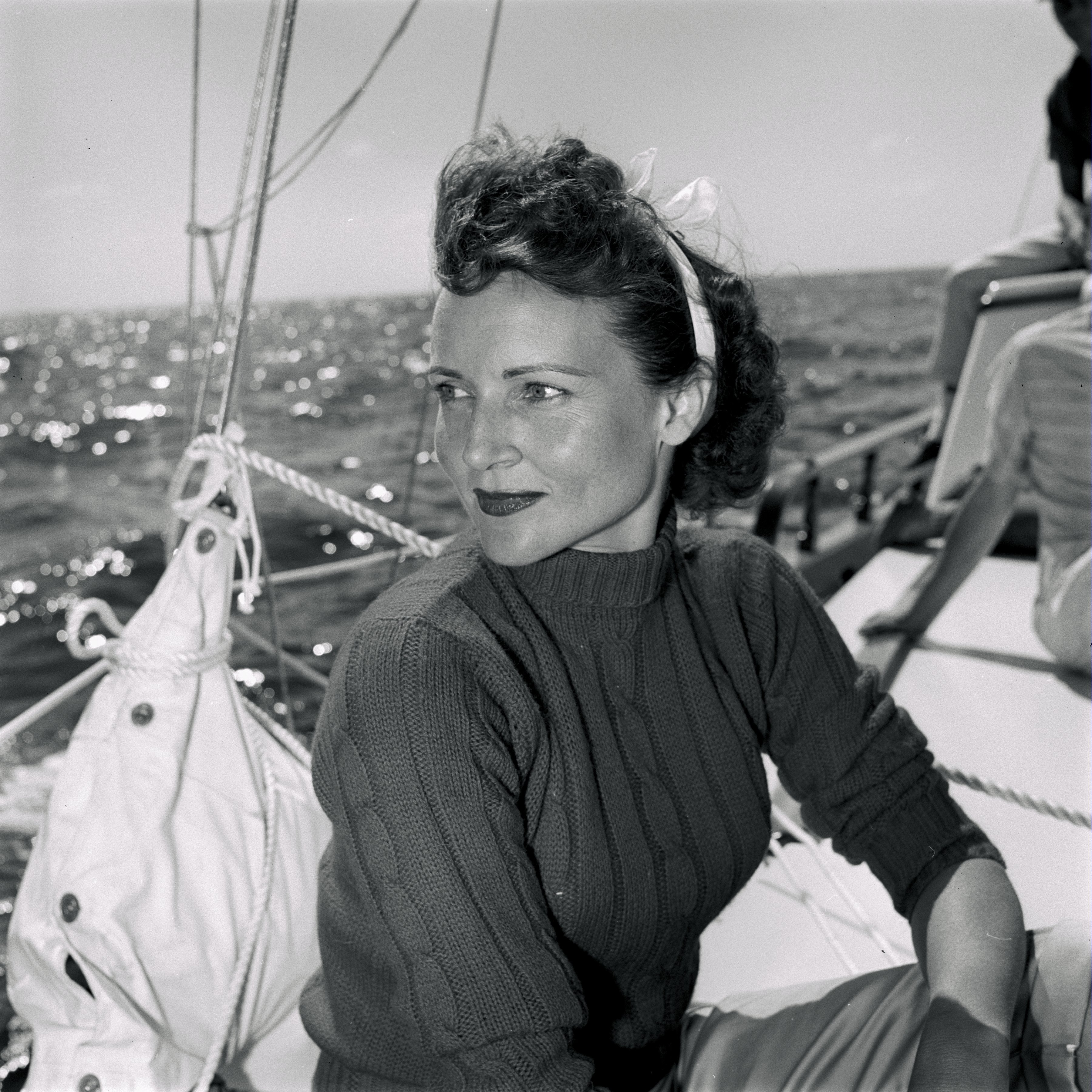 A Young Betty White In The Perfect Seaside Look (PHOTO