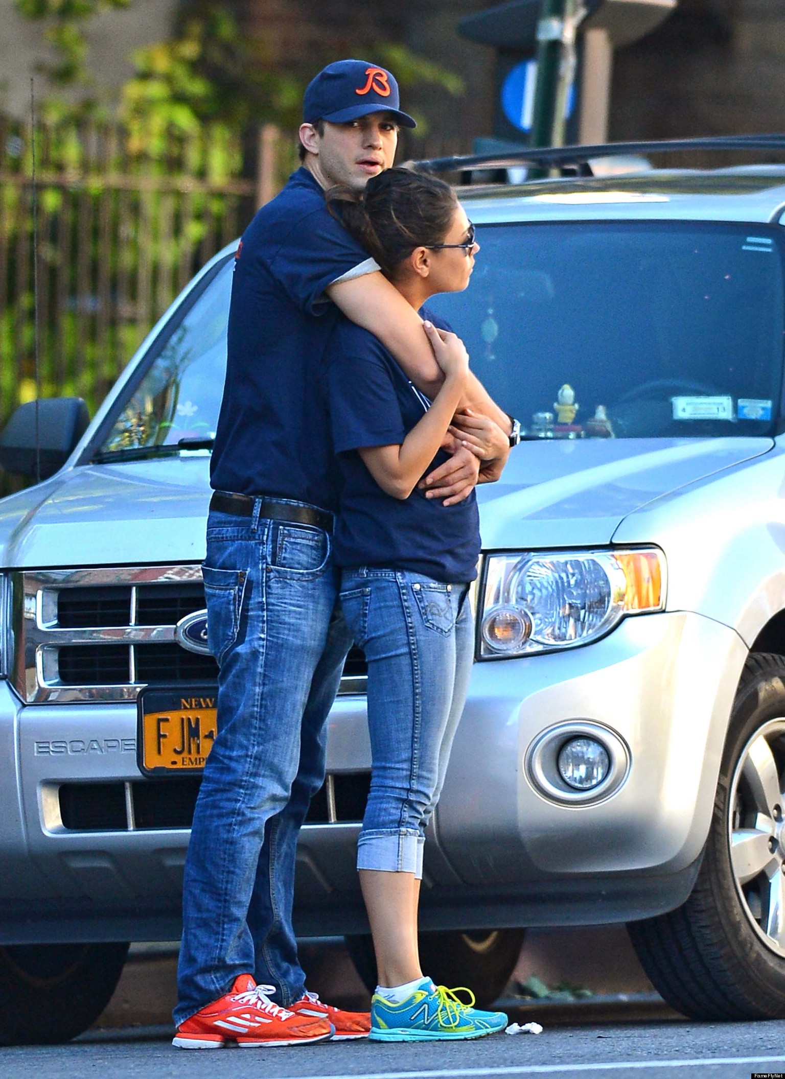 Ashton Kutcher, Mila Kunis Dating: Couple Pack On PDA (PHOTOS) | HuffPost