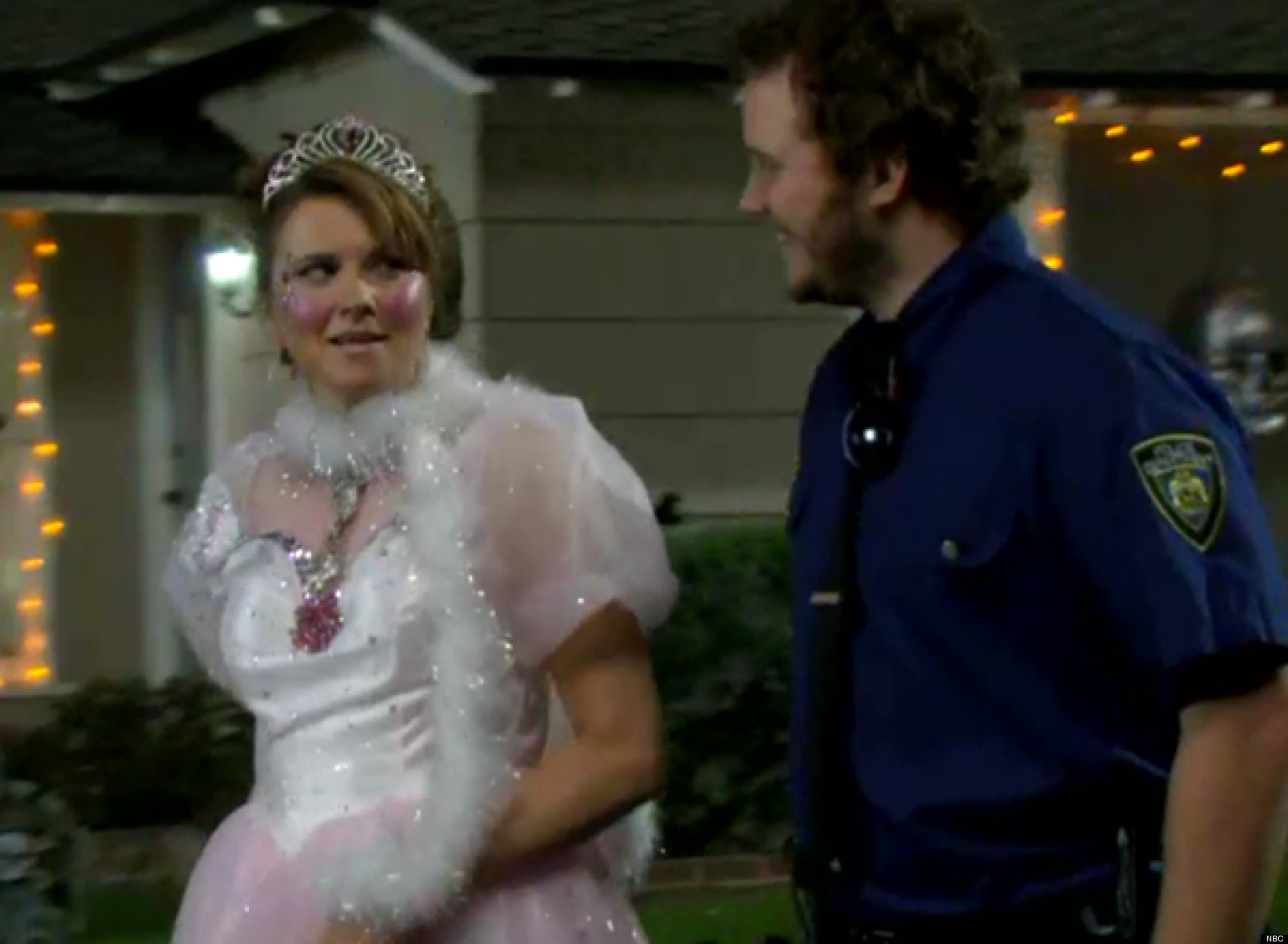 'Parks And Recreation' Halloween Episode Lucy Lawless Returns (VIDEO