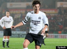 Louis' Kick-About Doesn't Draw The Crowds