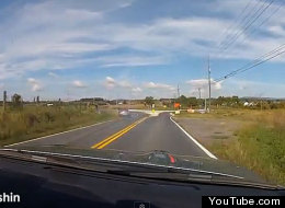 Arriesgada maniobra de un Nissan GT-R termina en desastre (VIDEO)
