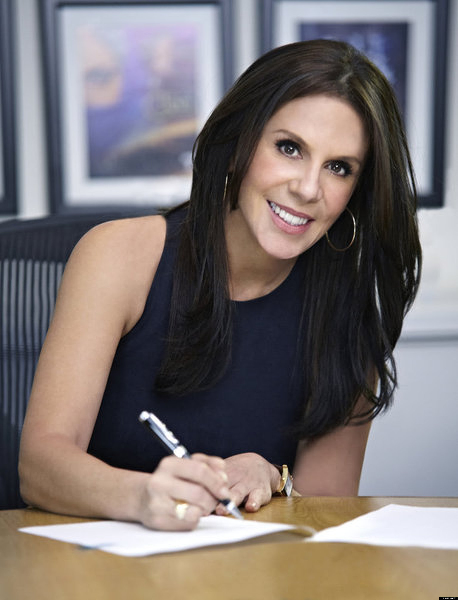 Rebecca Jones Firma Contrato Con Telemundo Huffpost 1724