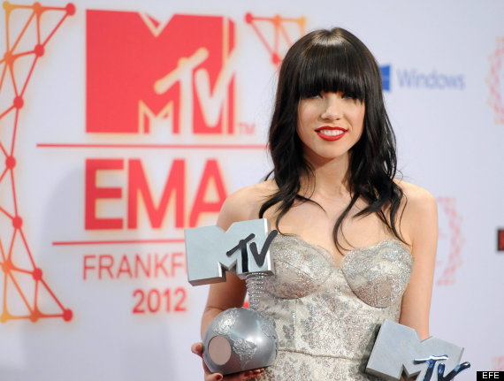 RihannaNavy Awards 2012 >> Red Carpet en DIRECTO! / Gala a las 21.15 - Página 41 O-CARLY-RAE-JEPSEN-EMA-2012-570