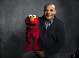 Retiran acusación contra titiritero de Elmo, por sexo con menor (VIDEO)