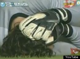 Atacan hinchas a jugadores con explosivos (VIDEO)