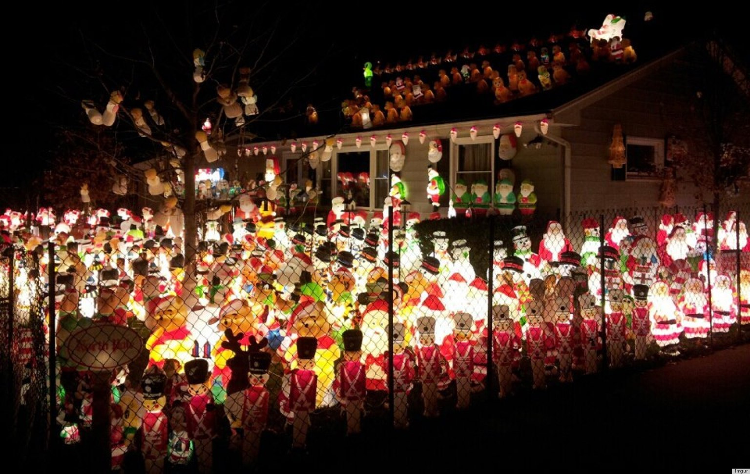 &#039;Santa Army&#039; Takes Over Yard In This Extreme Christmas Decoration