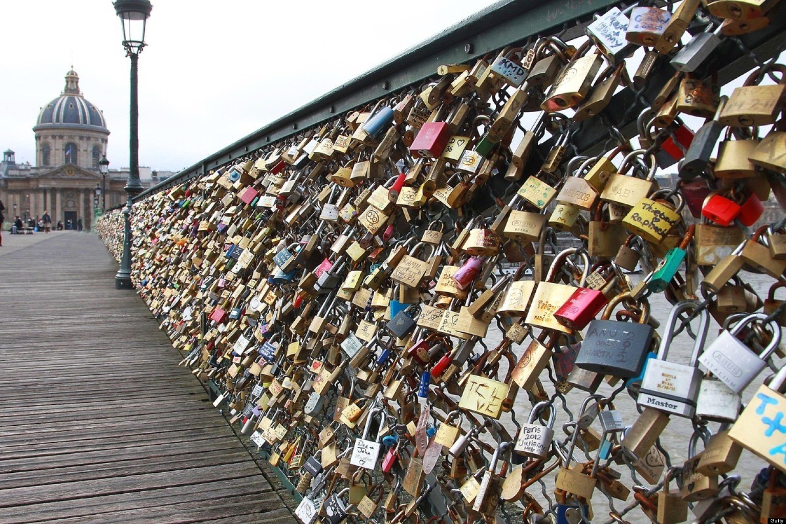 pont-des-arts-love-padlocks-a-look-at-the-most-romantic-spot-in-paris