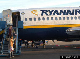 Se bajan del avión de Ryanair antes de despegar por miedo